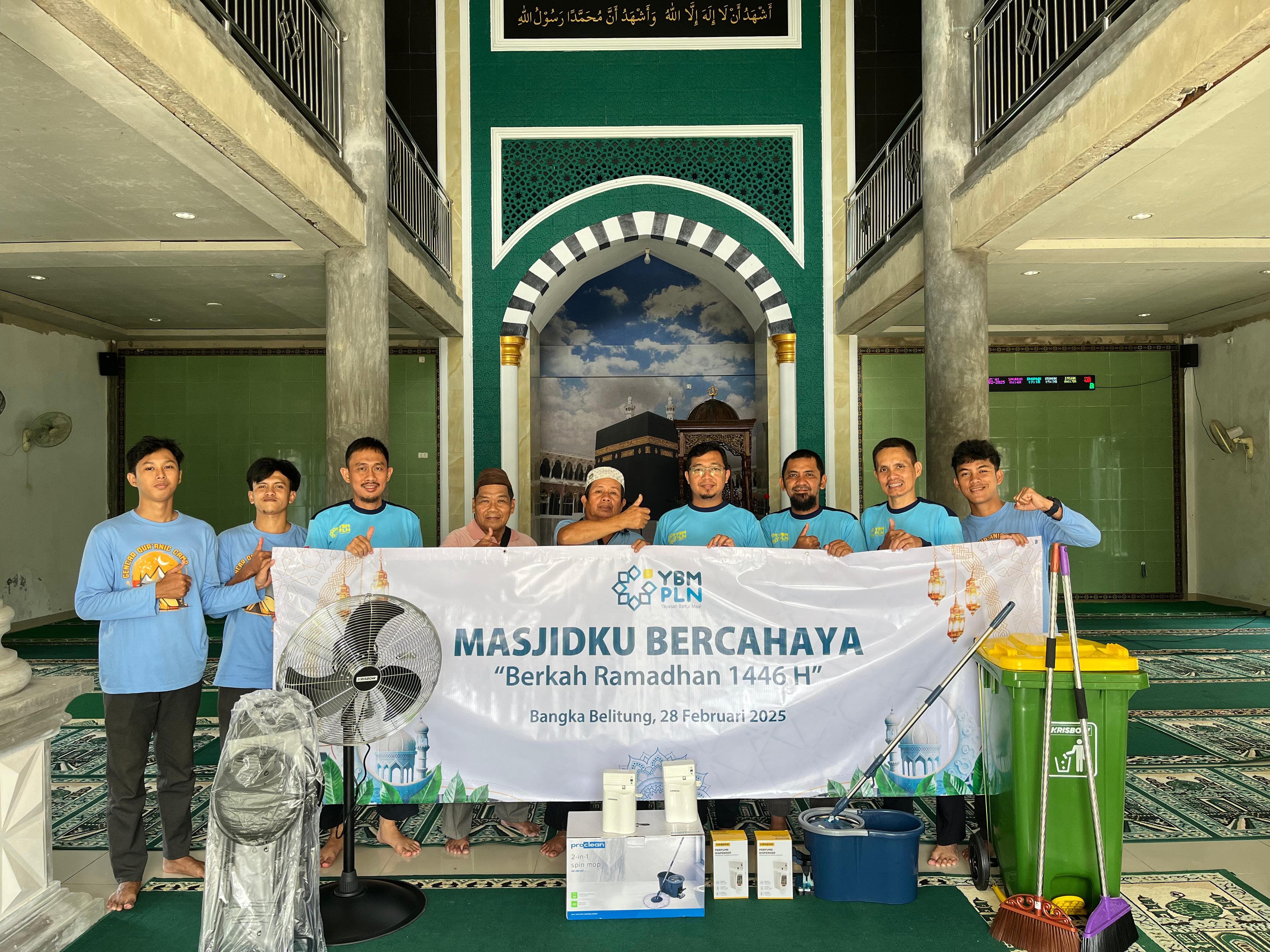 Mahasiswa Penerima Beasiswa Gencar YBM PLN IAIN SAS Babel Sukses Gelar Masjidku Bercahaya