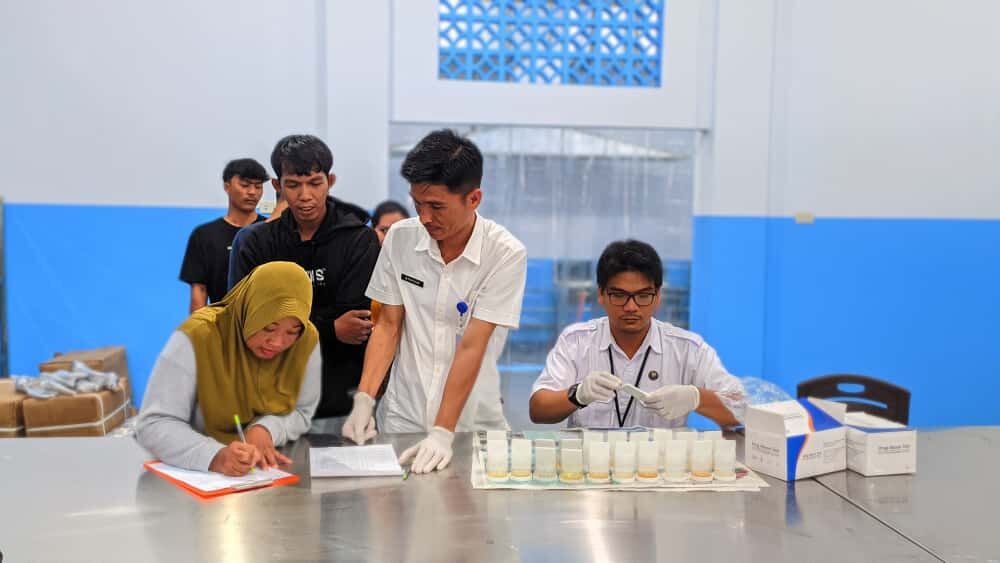 Mahasiswa PPL IAIN SAS Babel Turut Serta Aktif Bersama BNNK Bangka Laksanakan Tes Urin Pegawai SPPG Parit Pekir