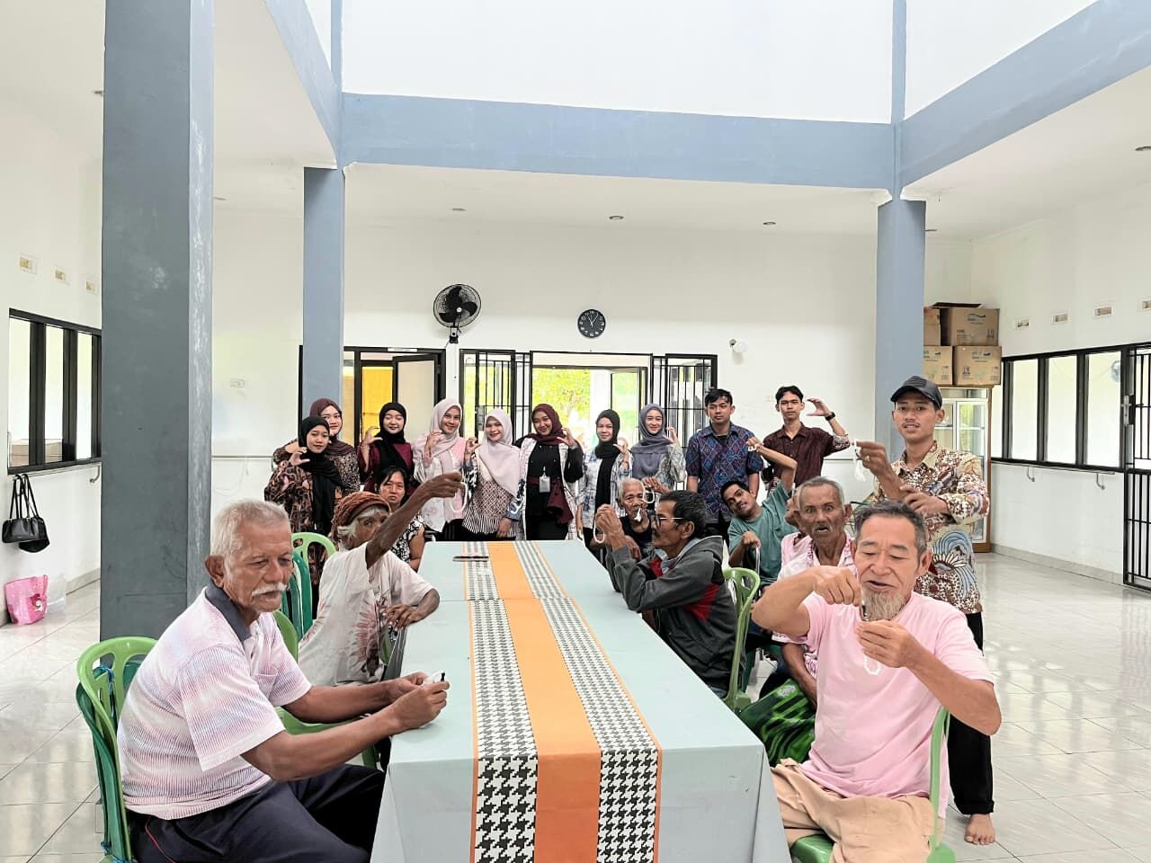 Mahasiswa PPL IAIN SAS Beri Bimbingan Keterampilan Membuat Tasbih Kepada Lansia