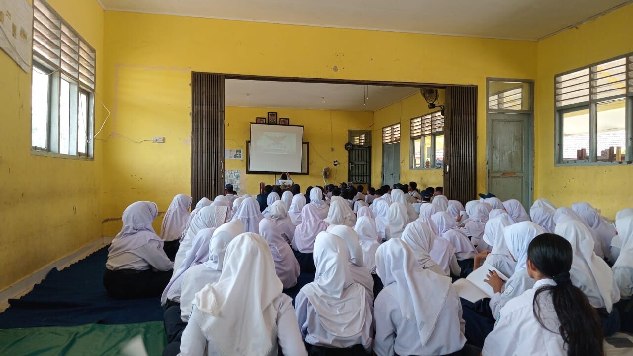 Kenalkan Sejarah, Mahasiswa PPLK Fakultas Tarbiyah IAIN SAS Babel adakan Nobar film G 30 S/PKI di SMPN 2 Pangkalan Baru