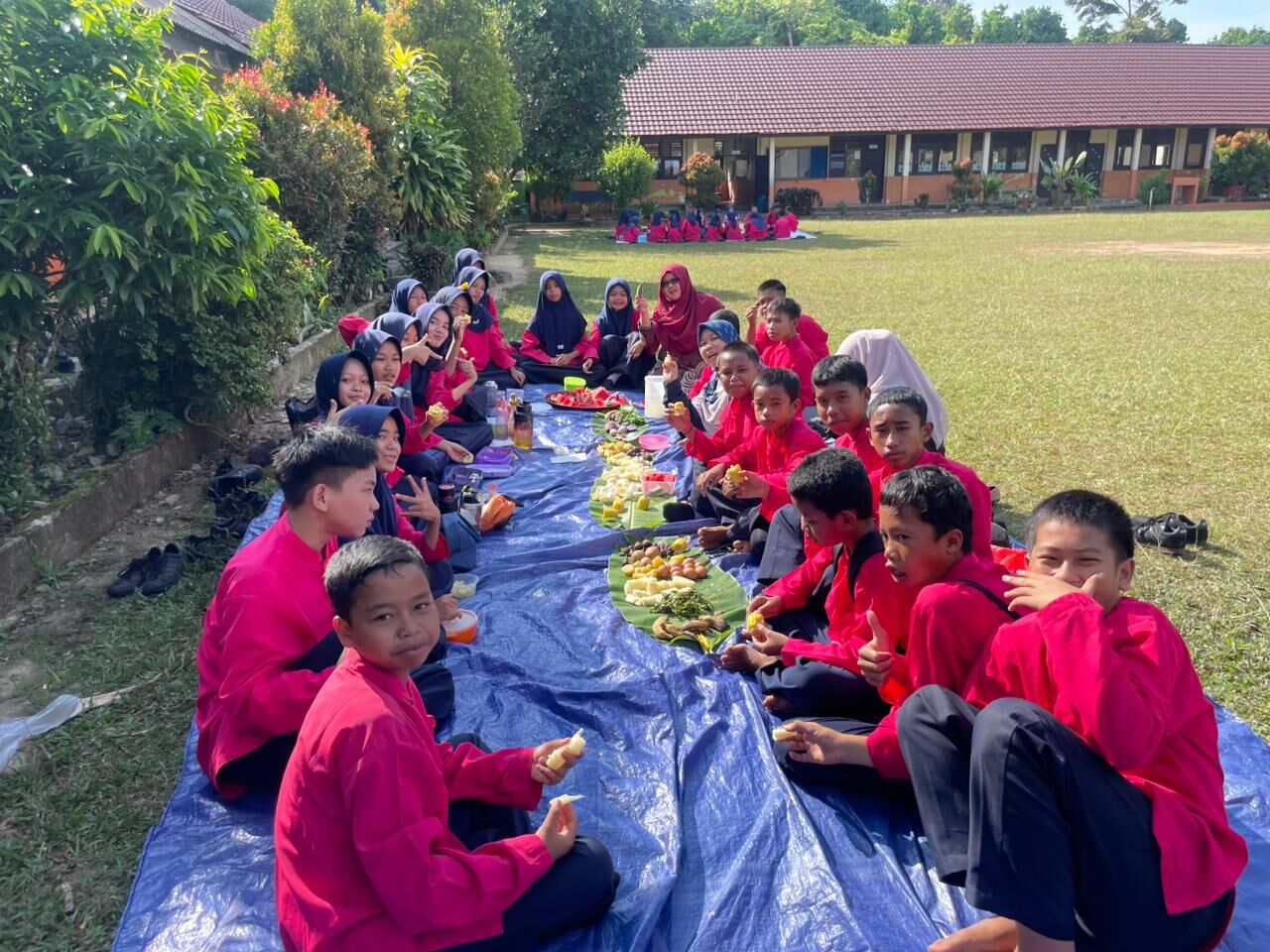 Mahasiswa PPLK II IAIN SAS Babel Bersama Siswa SMP Negeri 1 Puding Besar Peringati Hari Pangan Sedunia dengan Kegiatan Makan Bekal Sehat Bersama