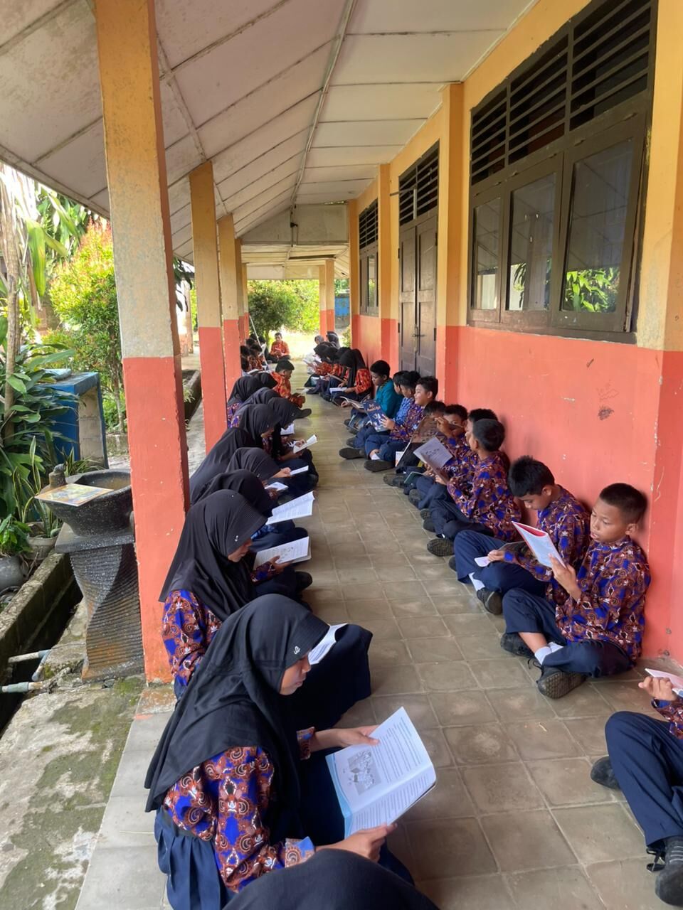 Mahasiswa PPLK II IAIN SAS Babel Dukung Peningkatan Budaya Literasi UPTD SMP Negeri 1 Puding Besar