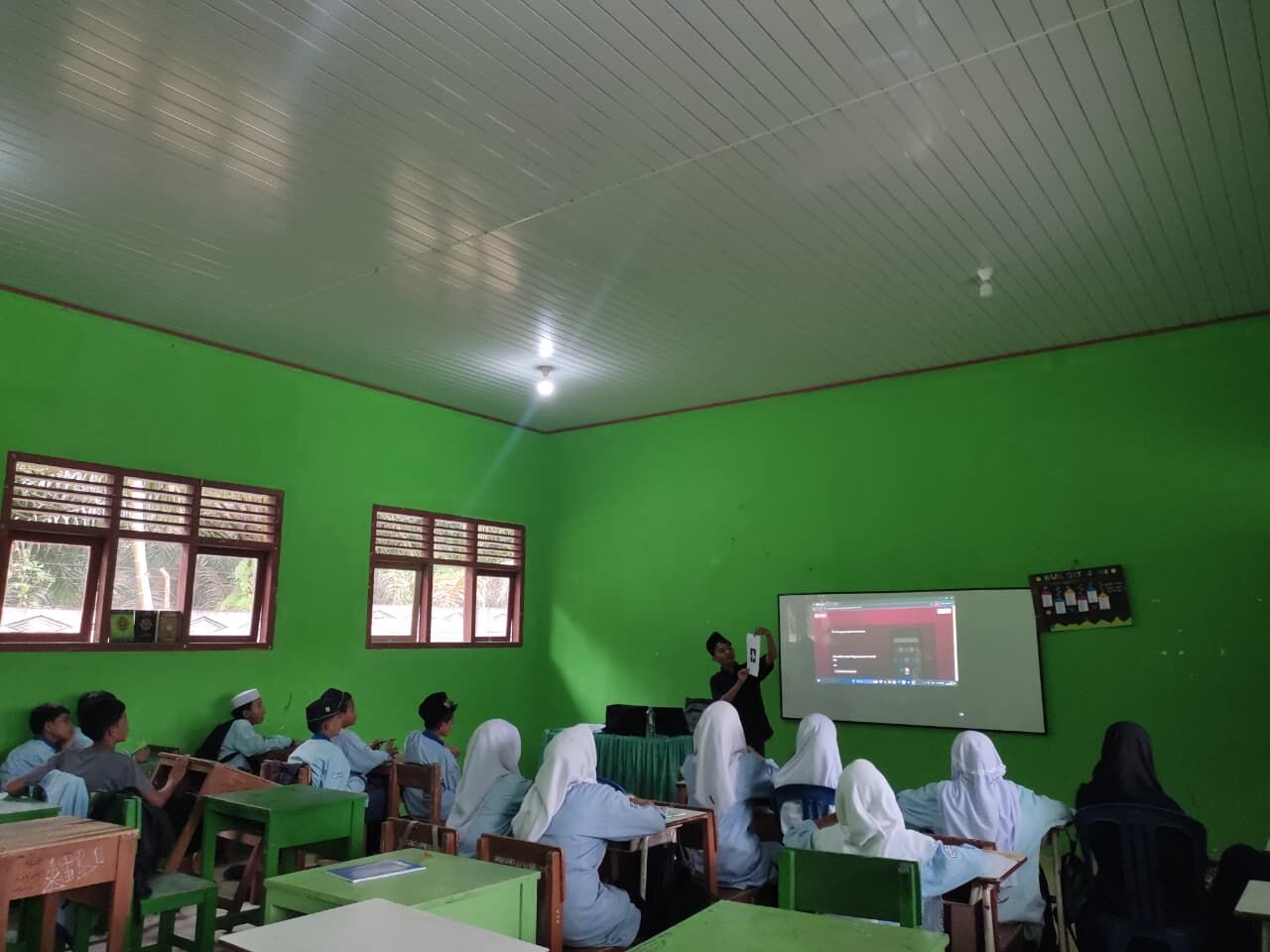 Mahasiswa PPLK II Implementasi QRIS sebagai Media Pembelajaran di Mts An-Najah Payabenua