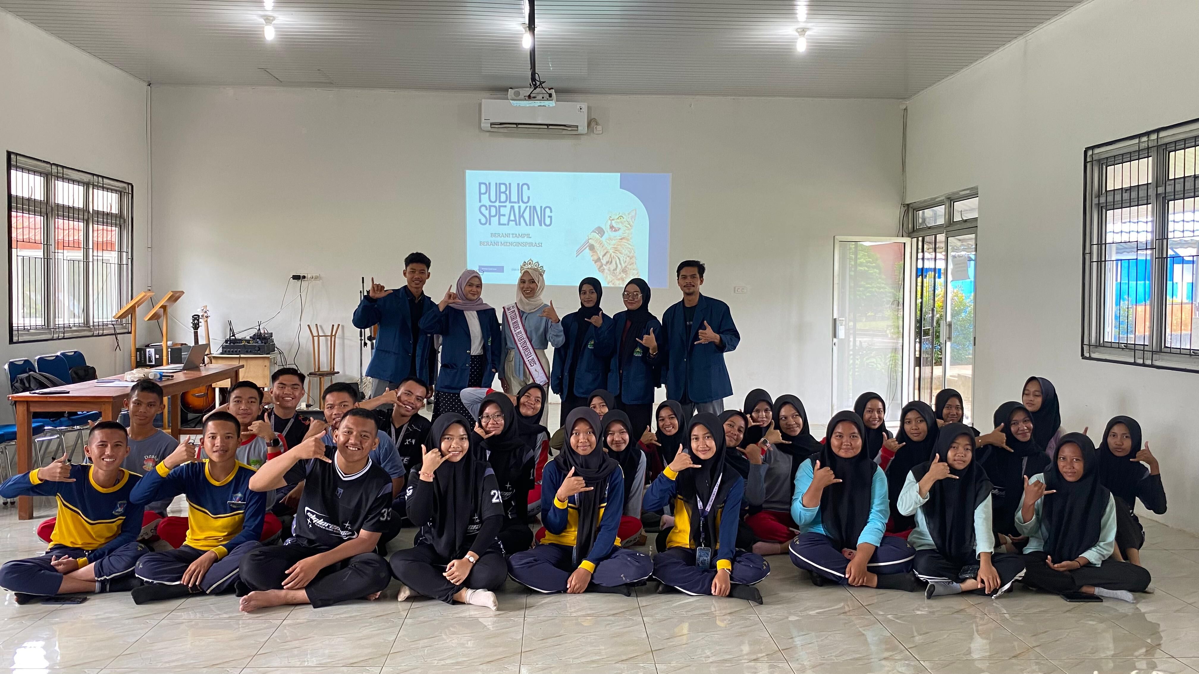 Mahasiswa Prodi KPI Gelar Sosialisasi dan Pelatihan Public Speaking di SMA Negeri 1 Mendo Barat