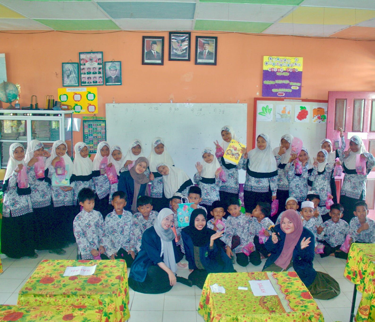Mahasiswa Prodi KPI Tanamkan Semangat Pancasila pada Anak-Anak SDN 5 Mendo Barat