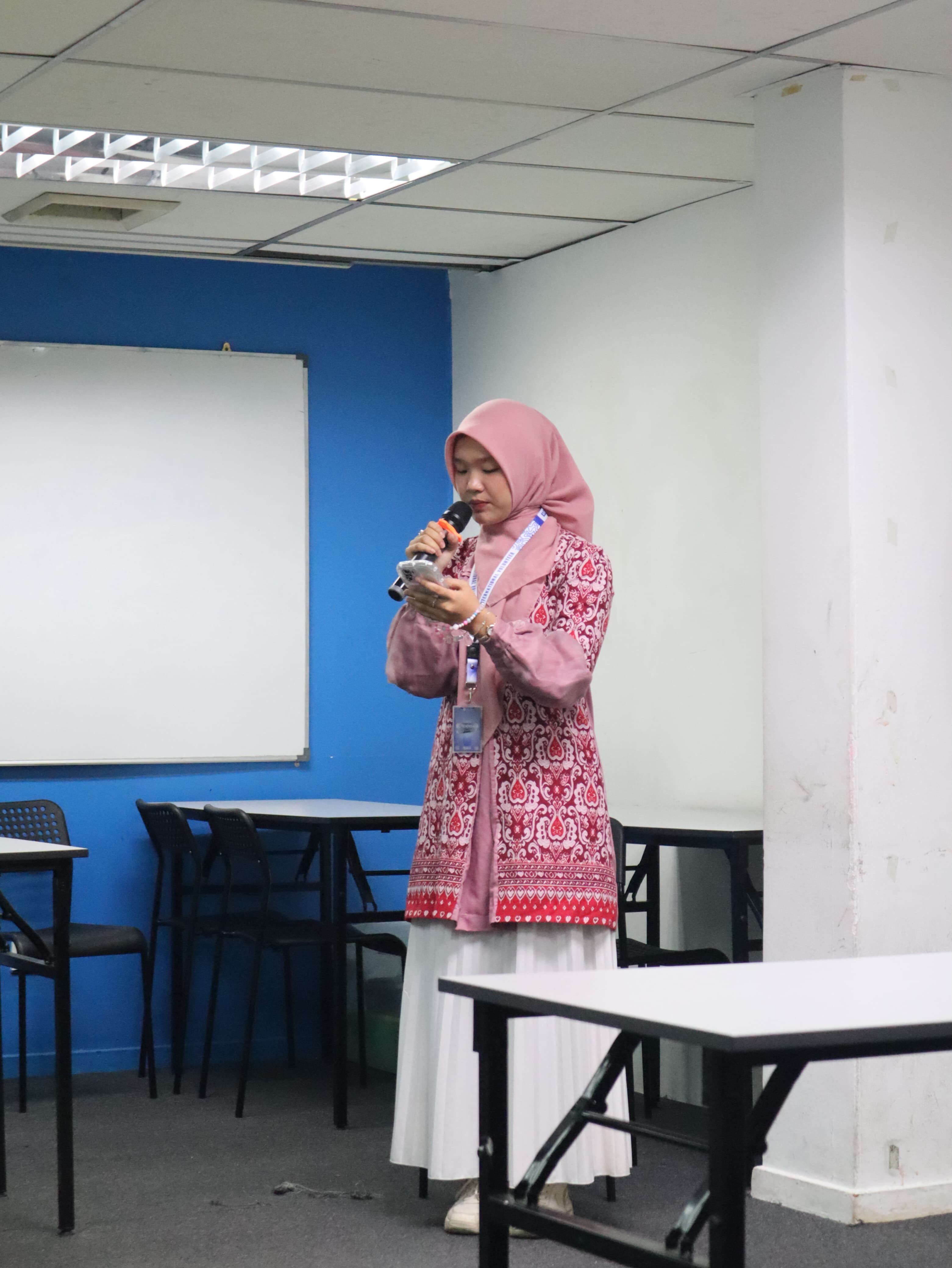 Mahasiswi IAIN SAS Babel Unjuk Kebolehan Jadi Pembawa Acara di Penutupan KKN Internasional Malaysia