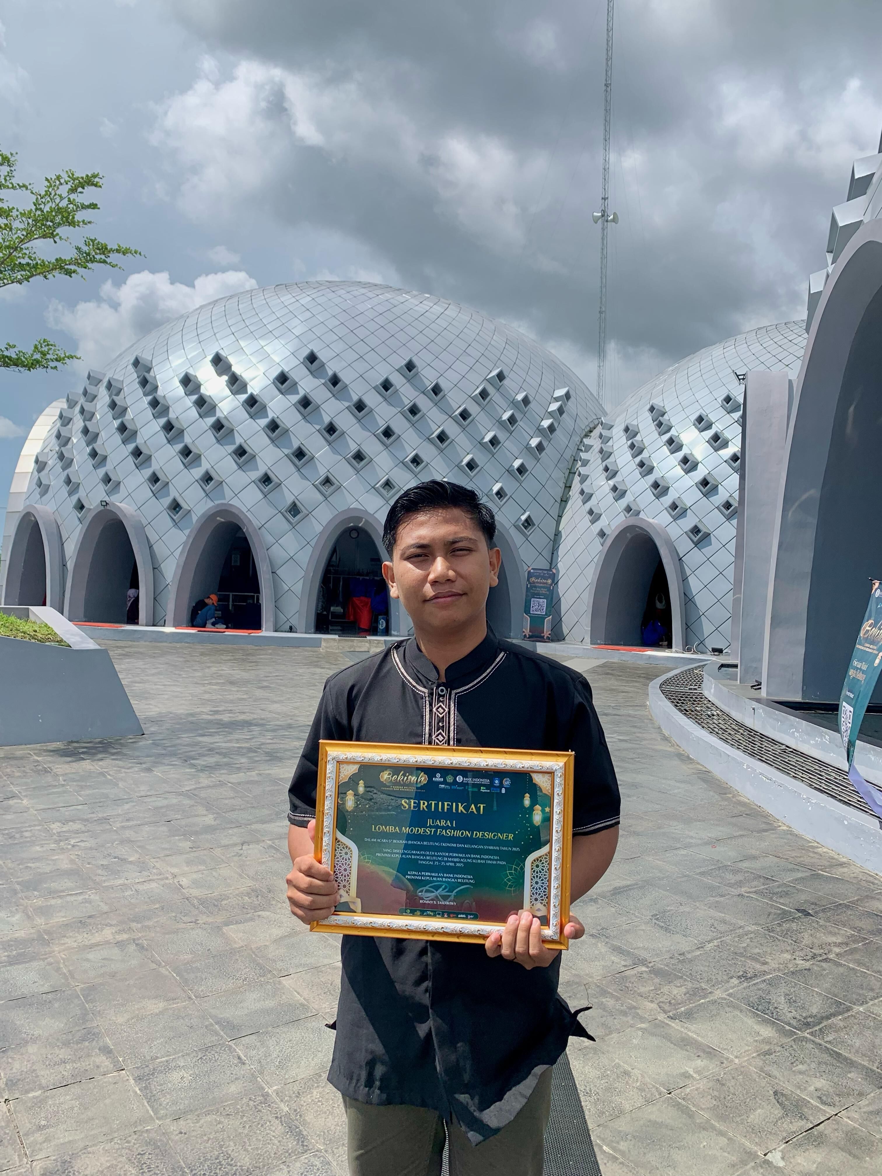 Maulana Hidayat,  Mahasiswa Prodi PAI IAIN SAS Babel, Raih Juara 1 Lomba Modest Fashion Designer Acara 5Th BEKISAH
