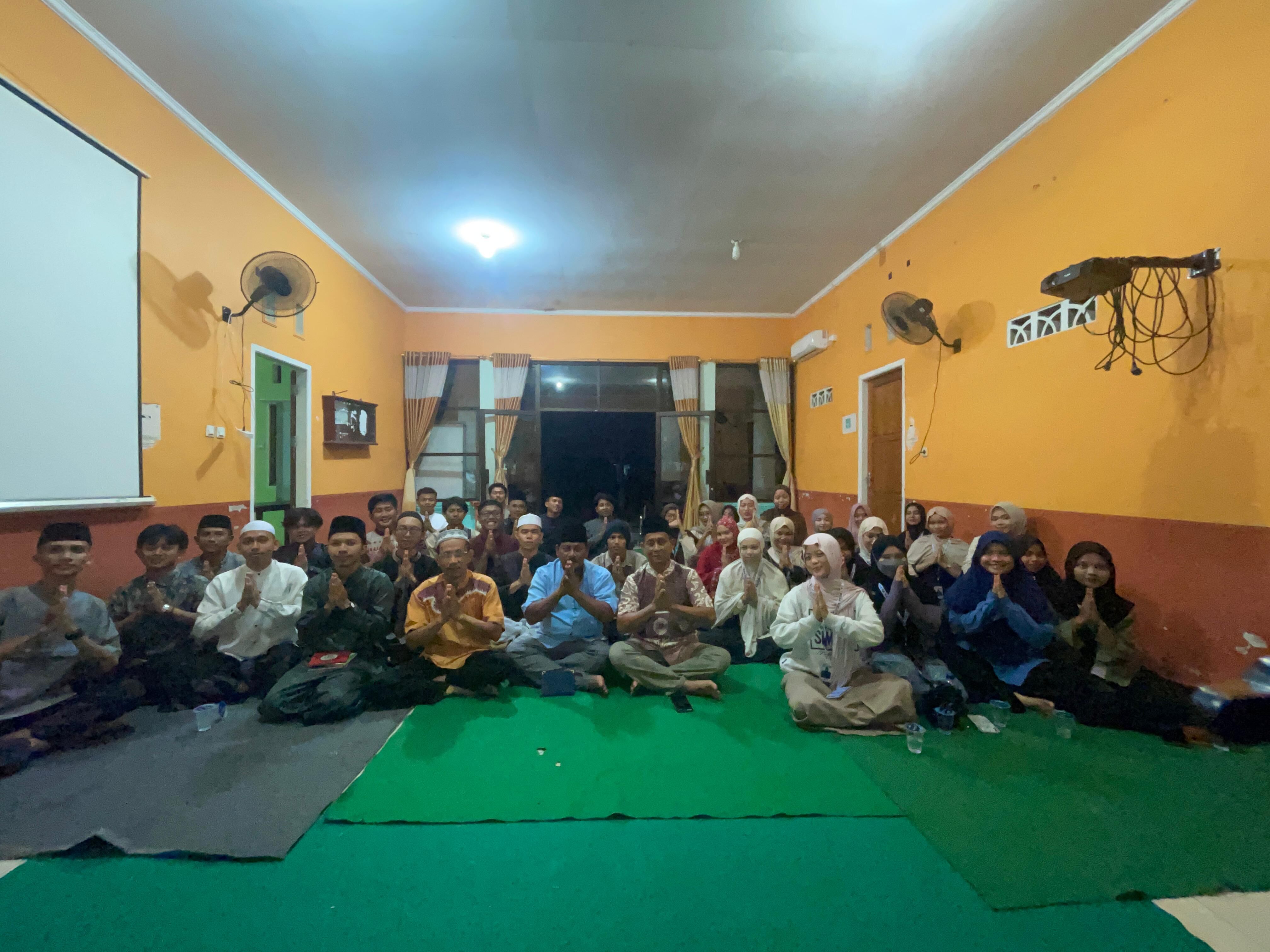 Mengisi Jiwa Spiritual: Mahasiswa KKN IAIN SAS Babel Pimpin Yasinan Rutinan Tiap Malam Jumat di Kantor Desa Kelubi