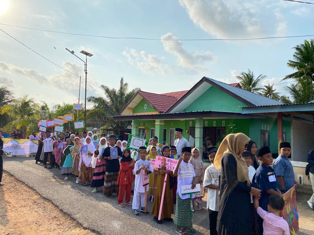 Menyambut Maulid Nabi Mahasiswa KKN IAIN SAS Babel Gelar Pawai Taaruf Bersama Masyarakat Desa Mentigi