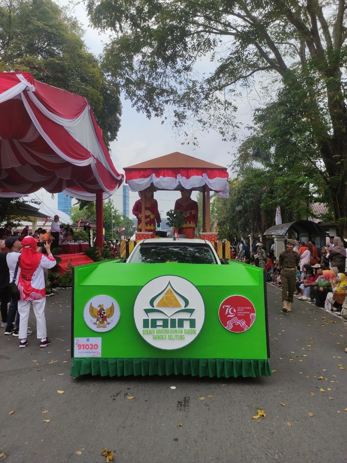 Meriahkan HUT RI Ke- 79, IAIN SAS Babel Manfaatkan Momen Pawai untuk Sosialisasi Kampus
