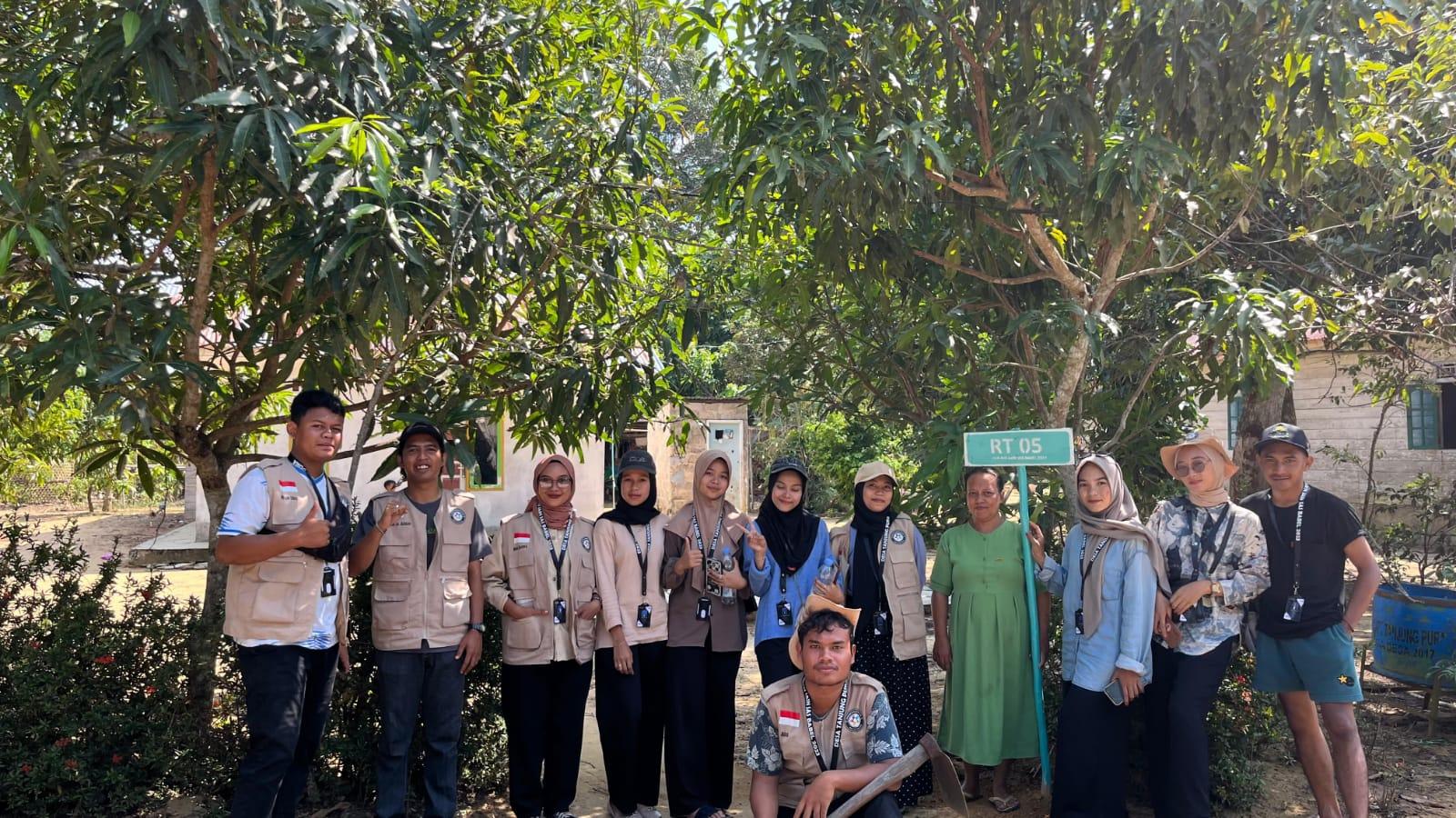 Mudahkan Masyarakat, Mahasiswa KKN-MB IAIN SAS Babel Pasang Plang RT di Desa Tanjung Pura