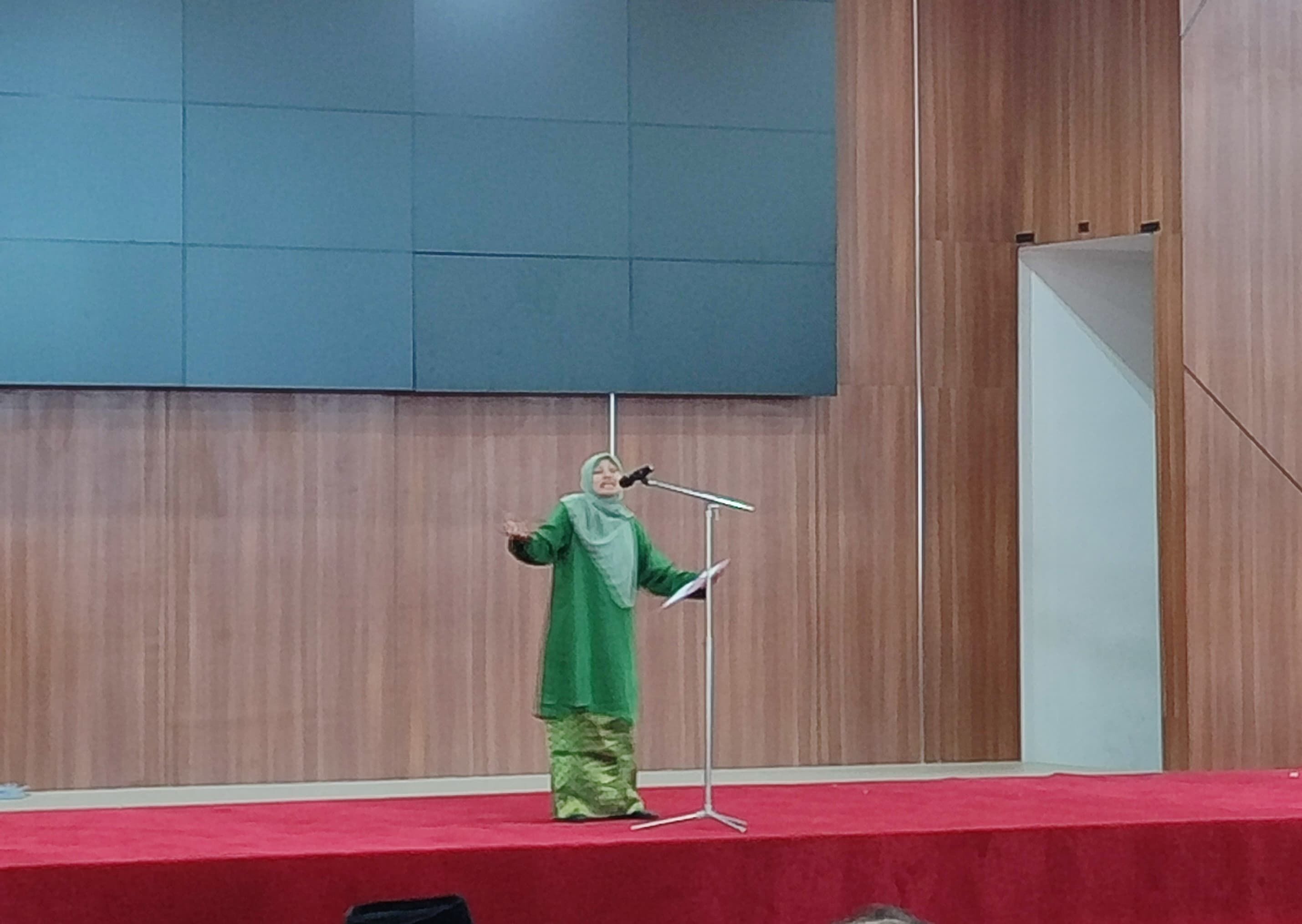 Oktaviani, Mahasiswi Prodi PAI IAIN SAS Babel Tampil Memukau dalam Pertunjukkan Baca Puisi SEIBA Internasional festival