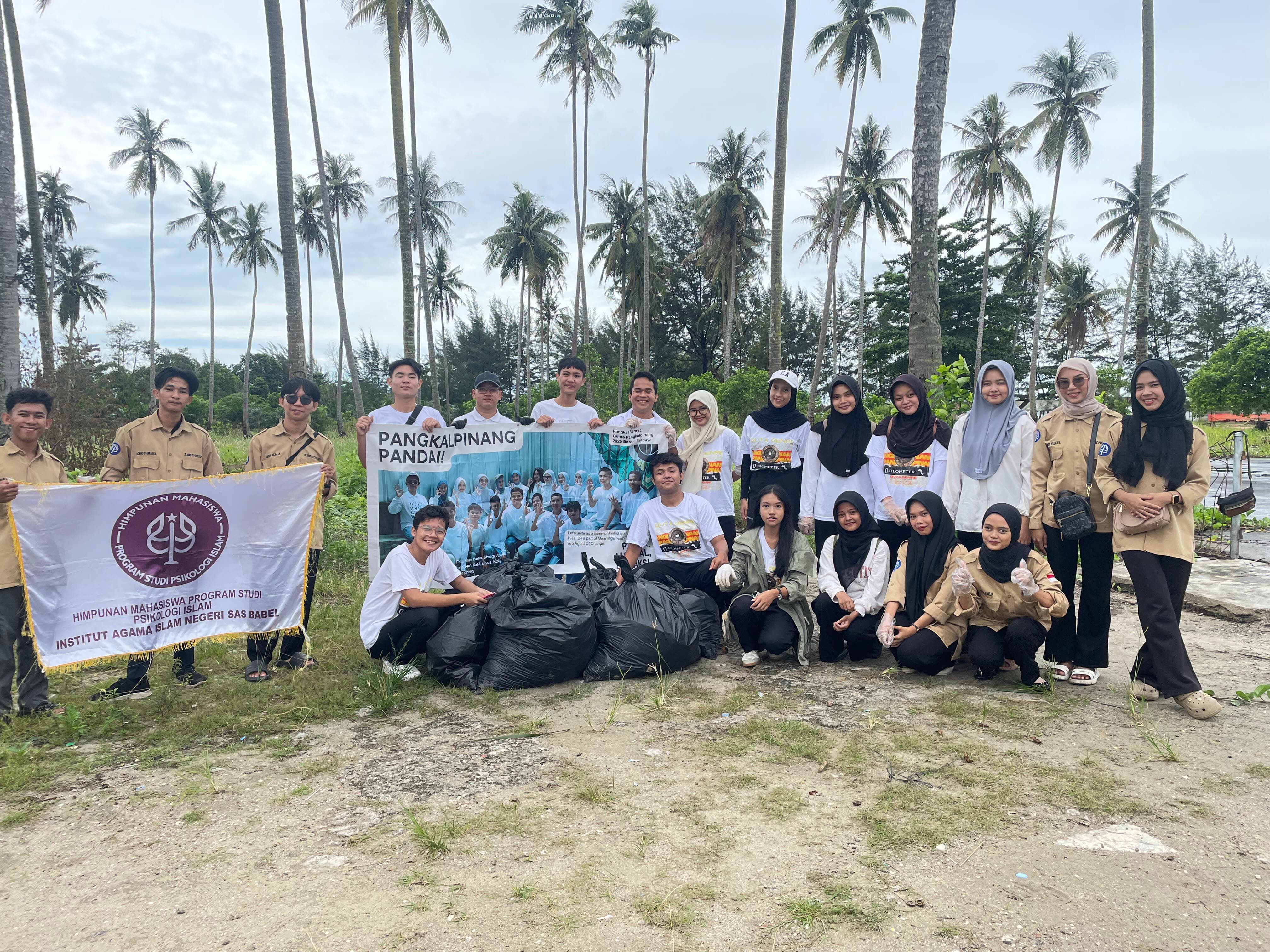 Peduli Lingkungan, Hima Prodi Psikologi Islam Bersih-Bersih Sampah di Pantai Koala