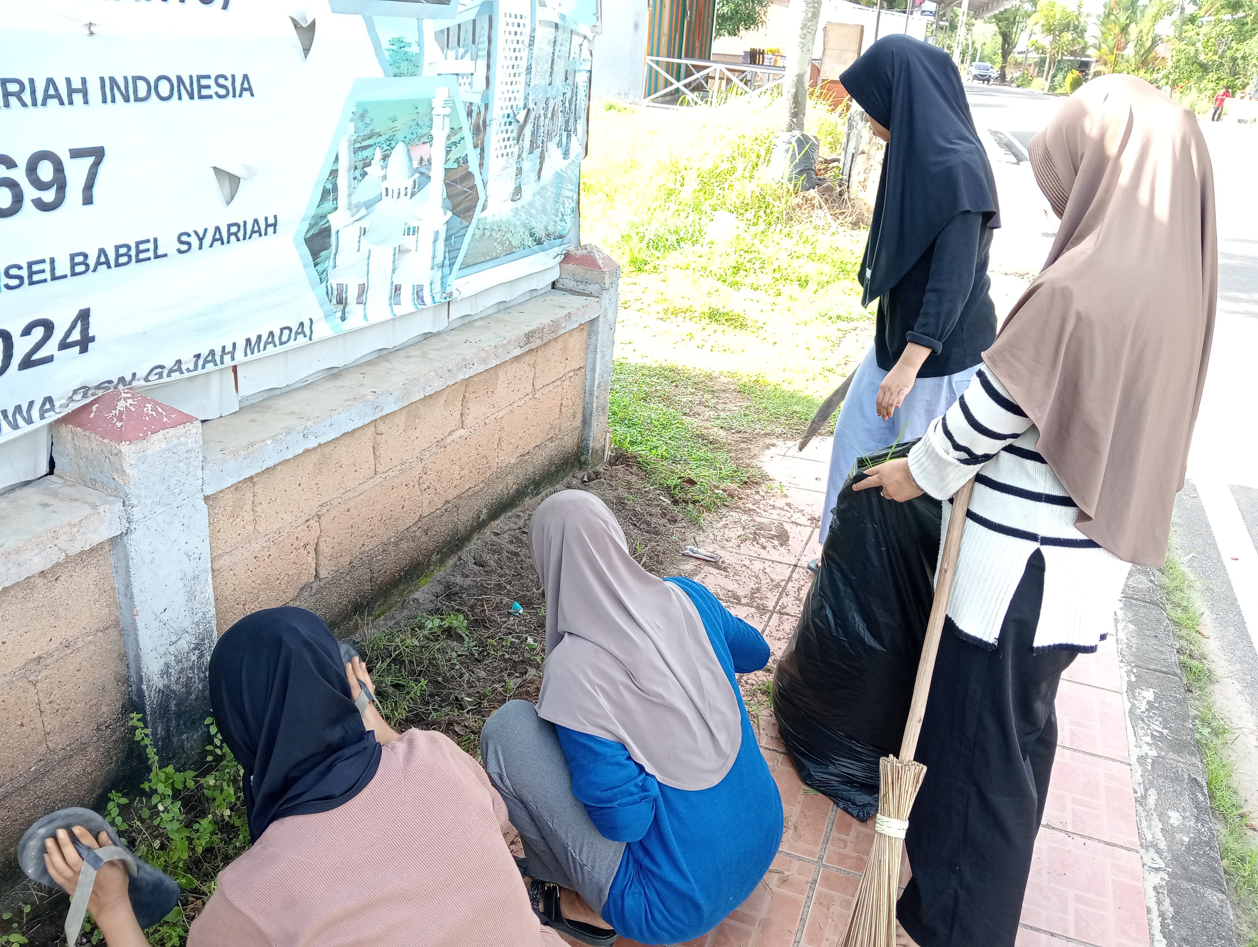 Peduli Lingkungan Mahasiswa IAIN SAS Babel KKN 35 Desa Mekar Jaya Adakan Giat Bersih Lingkungan Masjid At- TaQwa