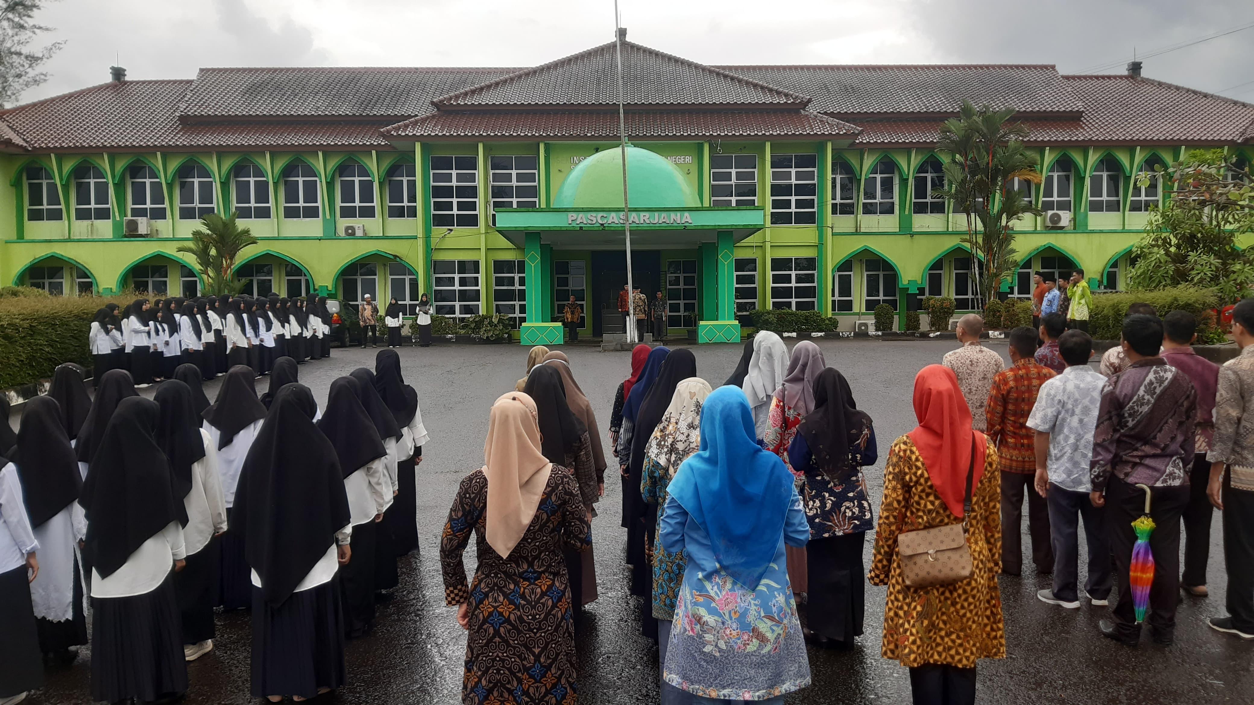 Pelaksanaan Upacara Peringatan Hari Lahir Pancasila di IAIN SAS Babel diliputi kondisi hujan lebat dan deras