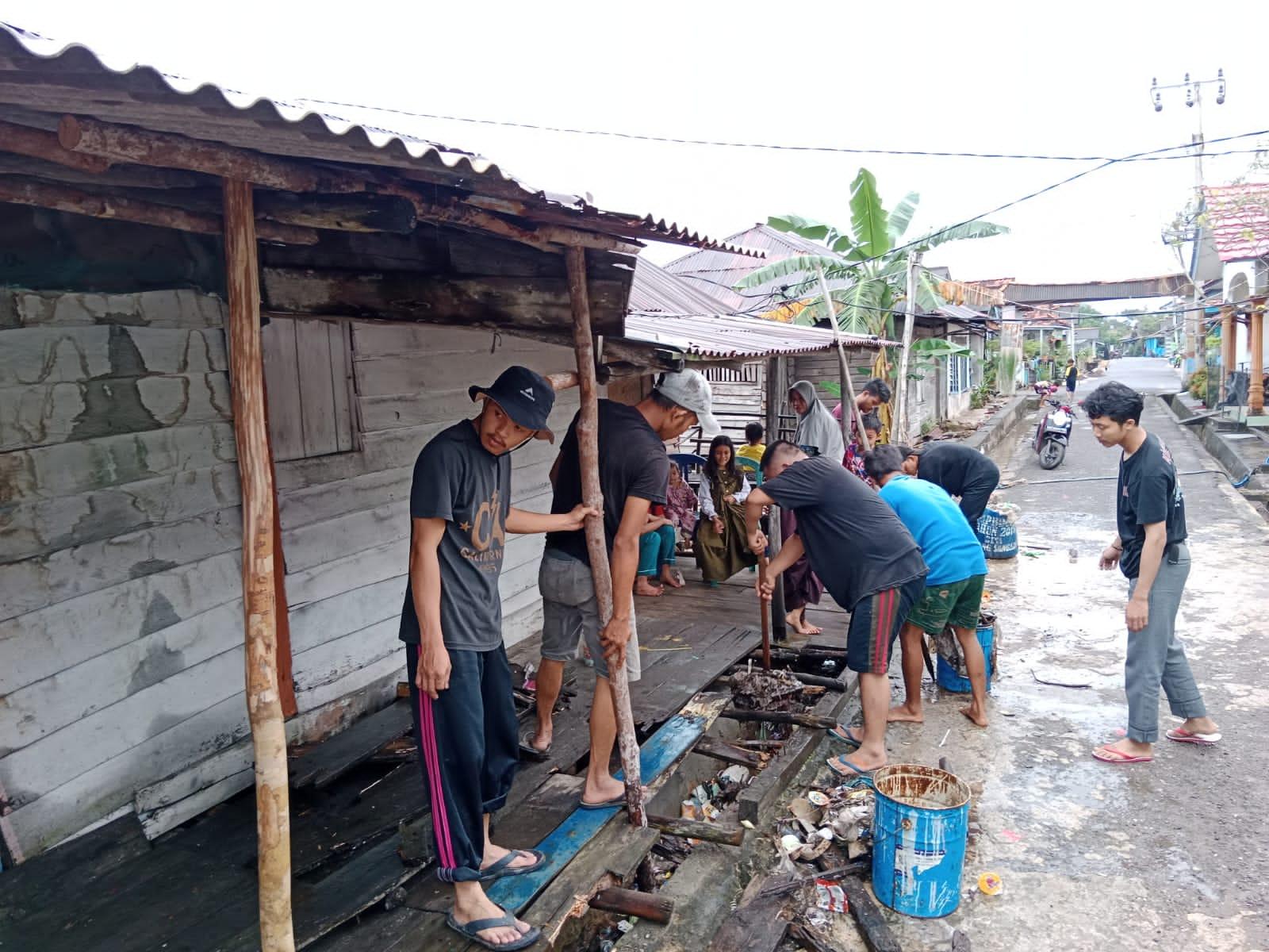 Peringati Hari World Clean Up Day, Mahasiswa KKN IAIN SAS Babel Lakukan Bersih-Bersih Di Dusun 1 Tanjung Sangkar