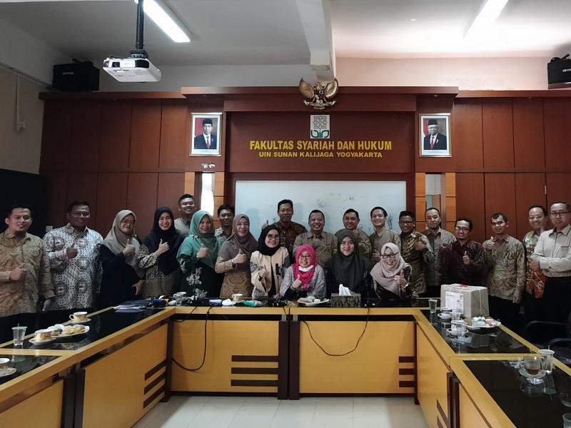  Fakultas Syariah dan Hukum UIN Sunan Kalijaga Yogyakarta  menerima secara resmi kunjungan Benchmarking Fakultas Syariah dan Ekonomi Islam(FSEI) IAIN Syaikh Abdurrahman Siddik Bnagka Belitung pada kamis (17/11/2022) di Ruang Pertemuan FSH UIN SUKA