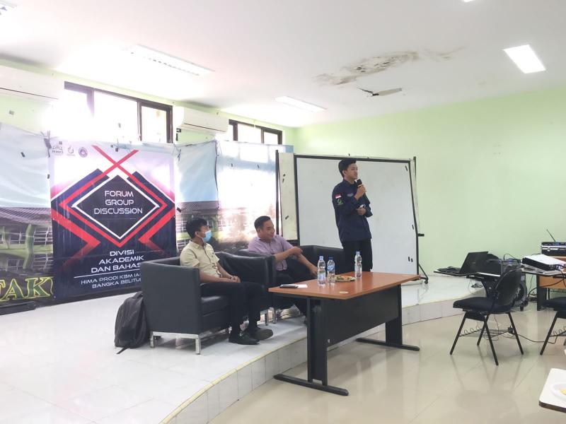 narasumber menyampaikan materi kepada peserta FGD