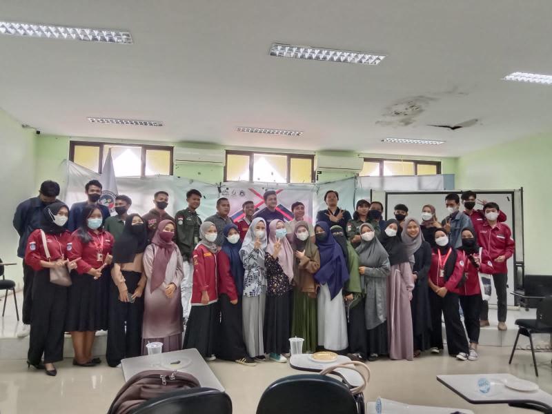 Foto bersama dengan narasumber 