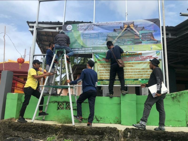 Proses Pemasangan Spanduk atas Izin Pejabat Setempat
