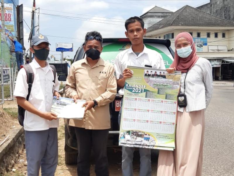 Pembagian Kalender dan Brosur kepada Siswa Sekolah