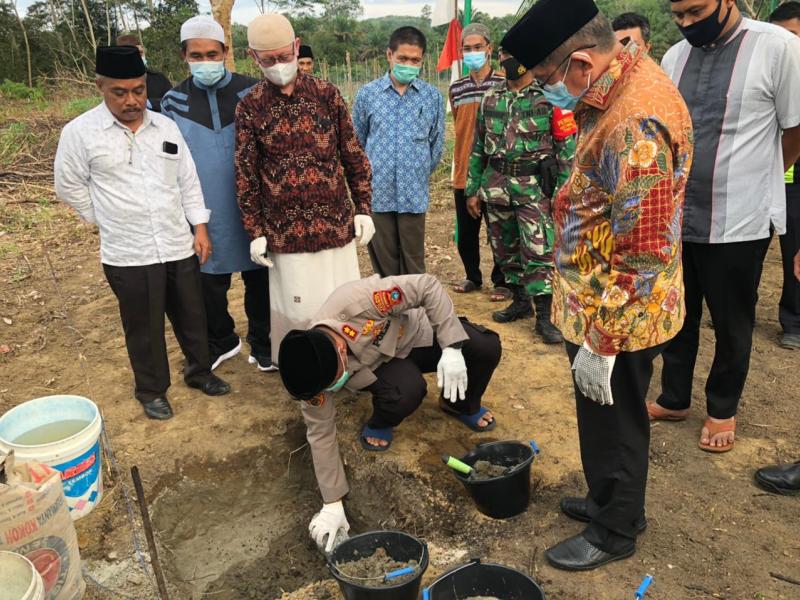 Peletakan Batu Pertama oleh Kapolres Bangka Widi Haryawan