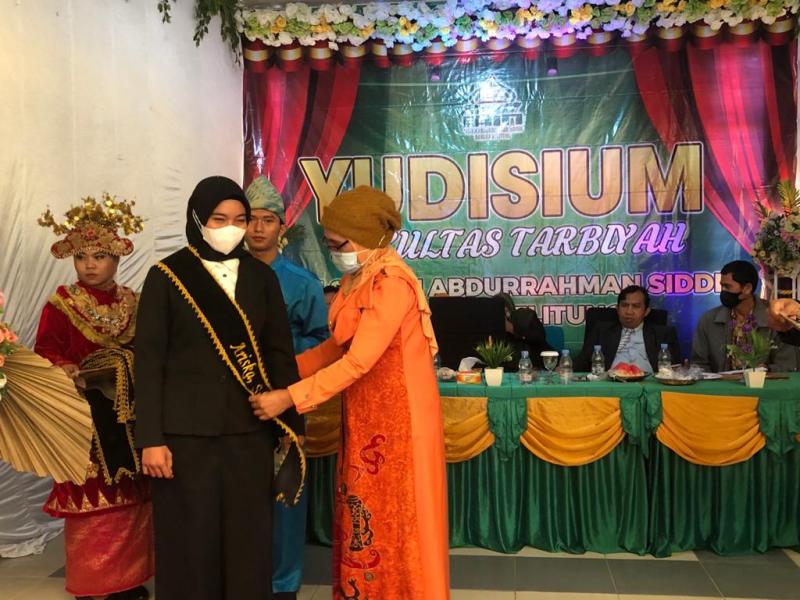 Penyematan Selempang Tanda Kelulusan oleh Dekan Fakultas Tarbiyah