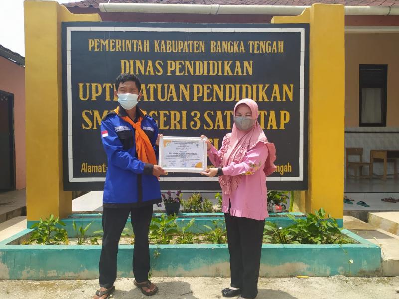 Penyerahan Cendra mata kepada SMPN 3 Satap