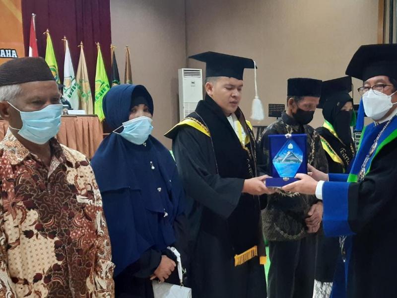Lulusan Terbaik Fakultas Dakwah dan Komunikasi Islam, Rangga Septiadi (NIM 1722017) Program Studi Komunikasi Penyiaran Islam, dengan IPK 3,66.