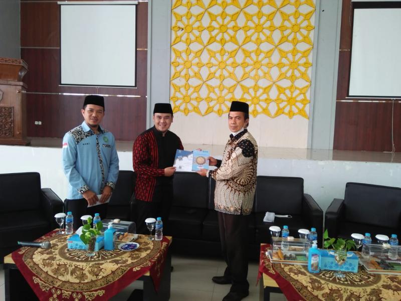 Ustadz  Hilman Fauzi juga memberikan penghargaan kepada Wakil Rektor III karena telah memberikan donasi kegiatan safari dakwah untuk Kampung Qur'an Juara