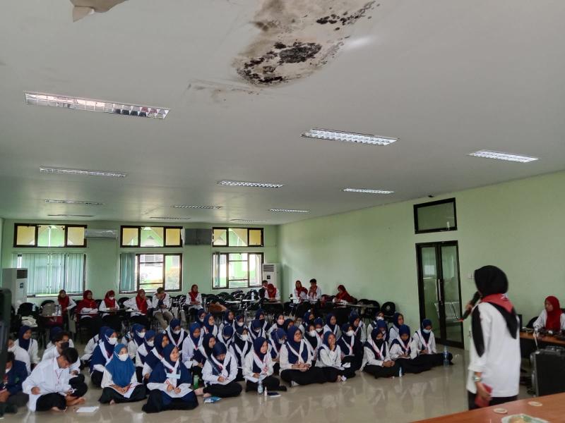 Narasumber Menyampaikan Materi Diklatsar kepada Peserta