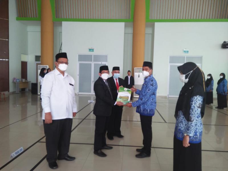 Rektor IAIN SAS Bangka Belitung Menyerahkan SK PNS  yang dilantik