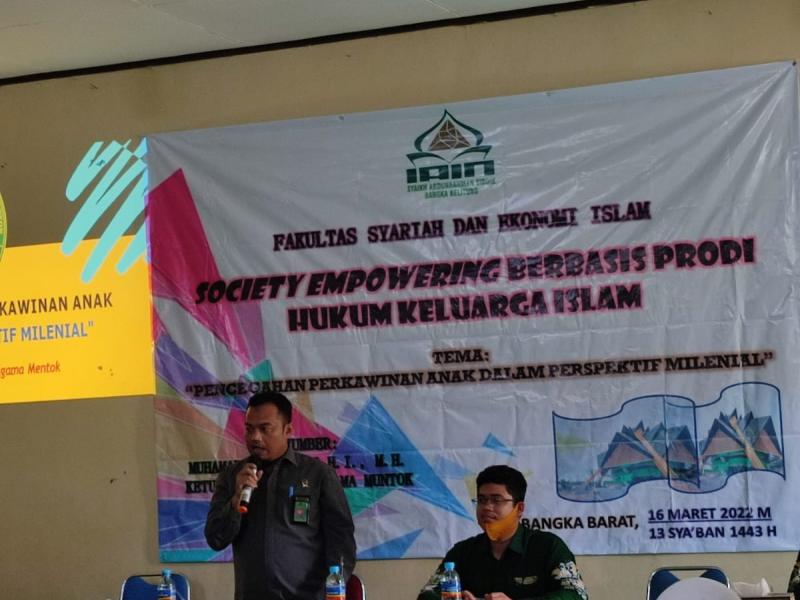 Pengadilan Agama Muntok yakni Bapak Muhamad Syarif, S.H.I, M.H. Menyampaikan Materi Pencegahan Perkawinan Anak dalam Perspektif Milenial