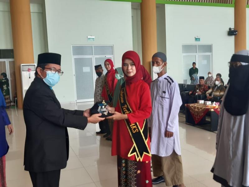 Yudisi Terbaik Tingkat Fakultas, Padia Nabila dari Program Studi Akuntansi Syariah dengan IPK 3,88 predikat Dengan Pujian 