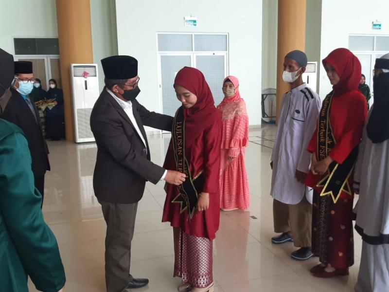 Yudisi Terbaik Tingkat Fakultas, Dheanda Oktavelani dari Program Studi Hukum Keluarga Islam  dengan IPK 3,88 predikat Dengan Pujian