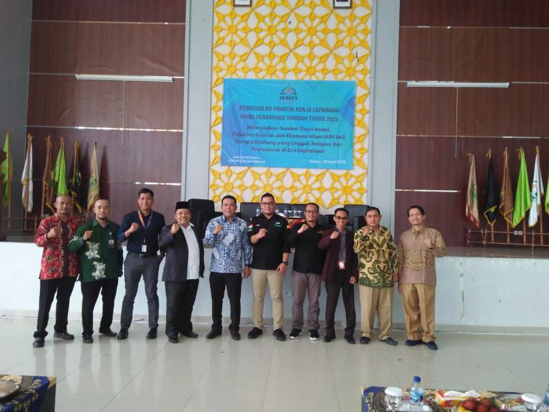 Foto Bersama dengan Narasumber Pembekalan Praktik Kerja Lapangan