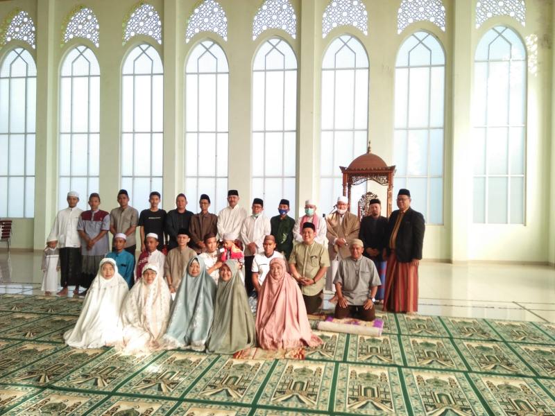 Foto Bersama Selesai Sholat Idul Adha