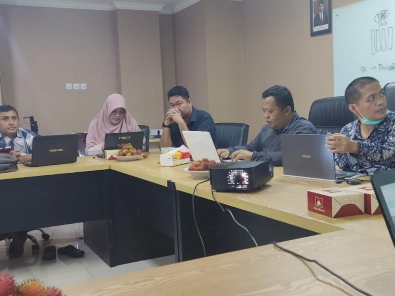 Hadir dalam acara pembukaan Pembinaan Kepegawaian dan  Bimtek, Dekan FSEI Dr. H. Iskandar, M.Hum.