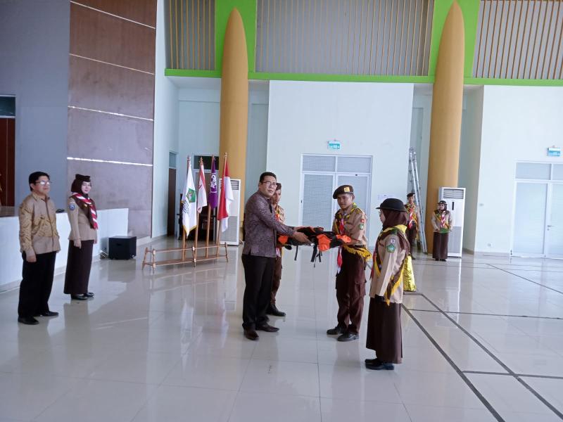 Pelepasan ini ditandai dengan Pemasangan Tas kontingen Pramuka IAIN SAS Bangka Belitung secara simbolis oleh Rektor