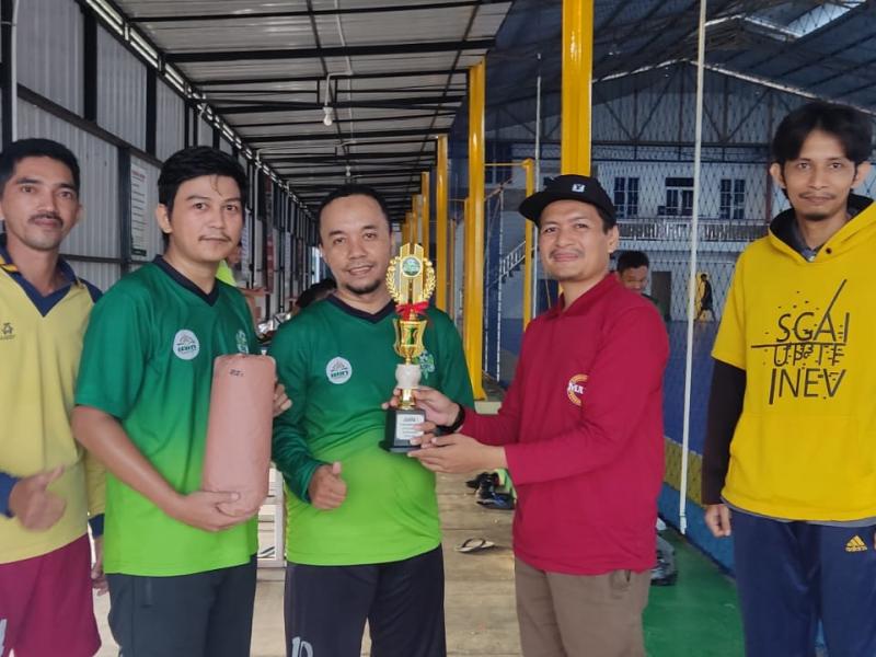 Peyerahan Trofi Juara I Oleh Wakil Dekan II