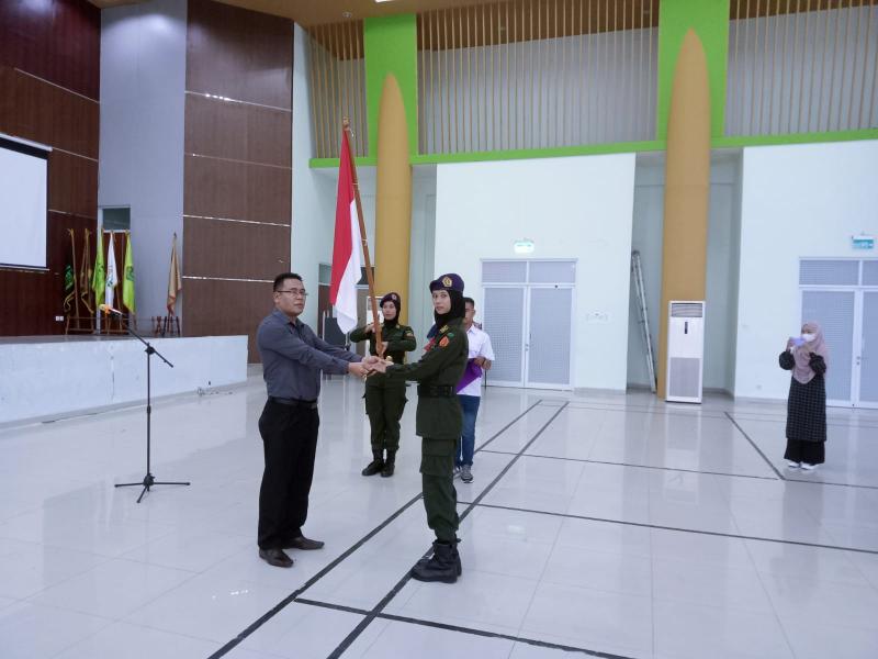 Penyematkan Tongkat Komando Menwa oleh Rektor IAIN SAS Babel Kepada Komandan Satuan Resimen Mahasiswa (Menwa) Ani