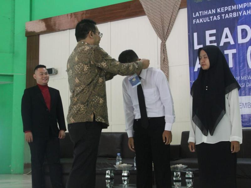 Kegiatan ini dibuka langsung oleh Rektor IAIN SAS Bangka Belitung Dr. Irawan, M.S.I. dengan mengalungkan tanda peserta sebagai simbolis