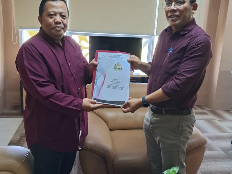 Dekan FSEI Dr. H. Iskandar, M.Hum menyampaikan laporan pelaksanaan kegiatan selama tahun 2022 kepada Rektor IAIN SAS Babel
