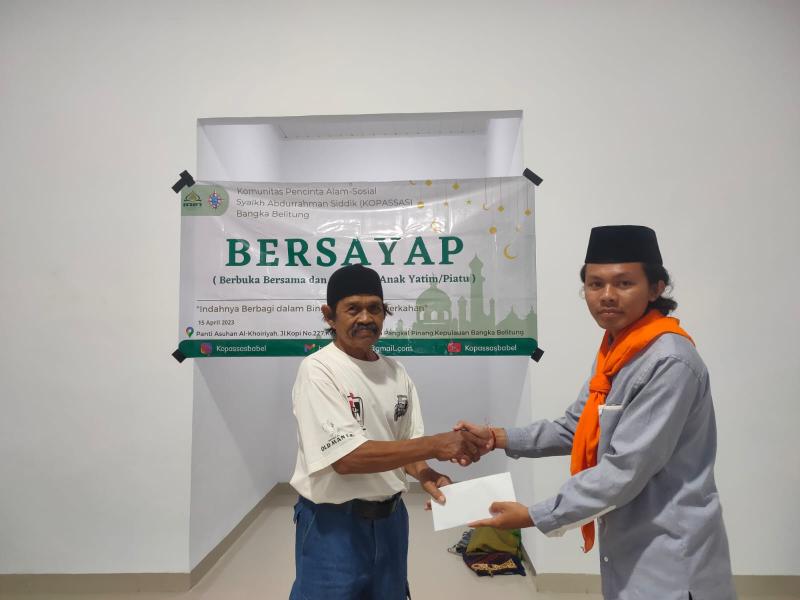 ketua pelaksana dan ketua umum kepada pihak panti asuhan.