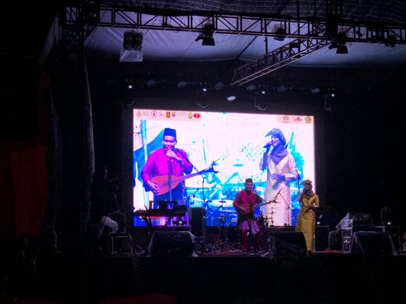 Sela Hartanti (Prodi Akuntansi Syariah) dan Ahmad Rikal Tharik (Prodi Psikologi Islam)