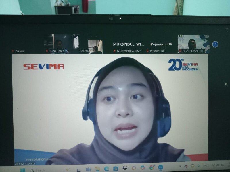 Ibu Silvi memaparkan Materi