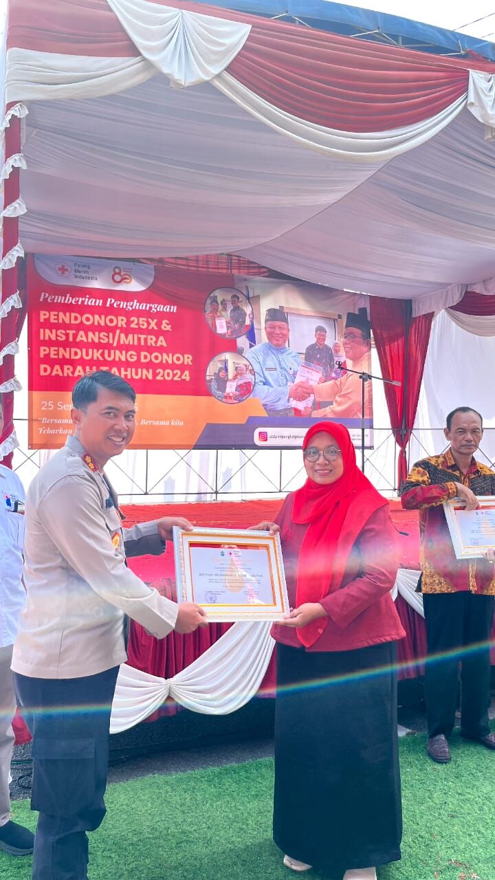 PMI Beri Penghargaan Kepada UKK KSR PMI IAIN SAS Babel Sebagai Wujud Apresiasi dan Dukungan Peduli Kemanusiaan Dalam Donor Darah