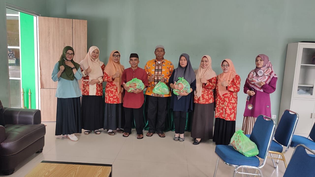 Ramadan Penuh Berkah, DWP IAIN SAS Babel Berbagi ke Purna Tugas Tenaga Kebersihan, Satpam dan Panti Asuhan