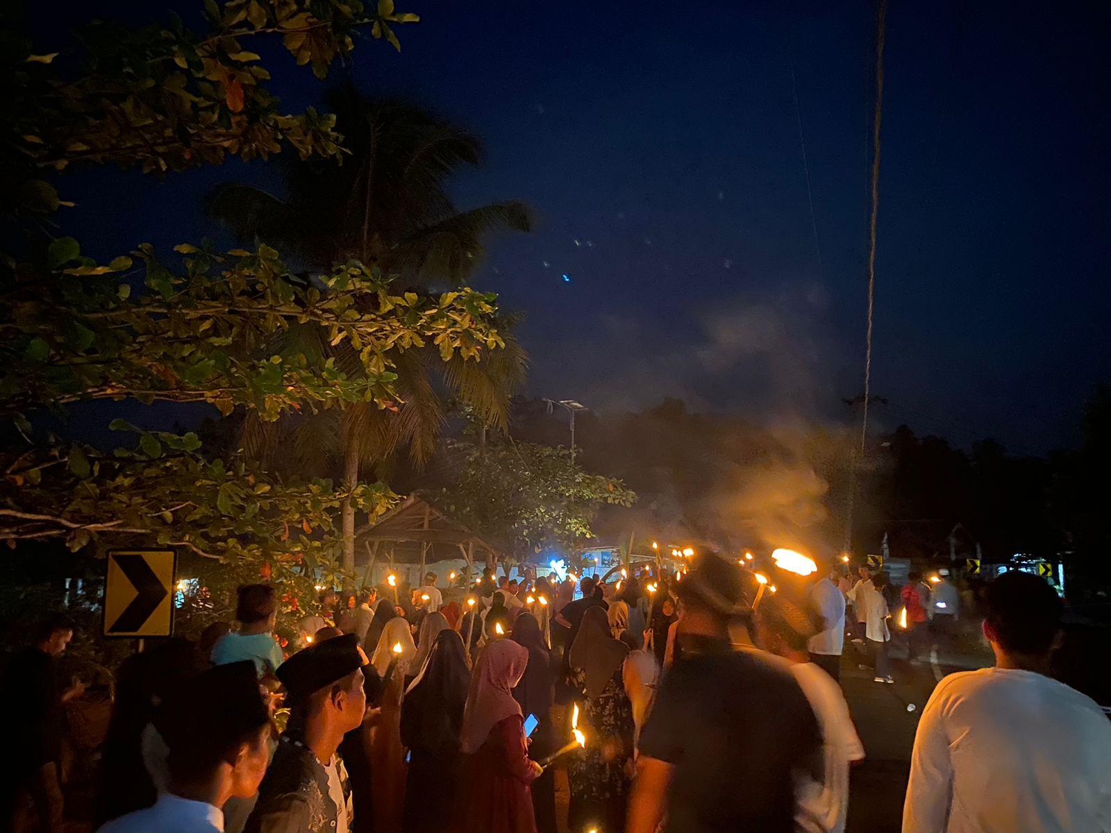Rayakan Maulid Nabi, Dusun Air Rembikang Desa Air Seruk Gelar Pawai Obor Bersama Mahasiswa KKN IAIN SAS Babel
