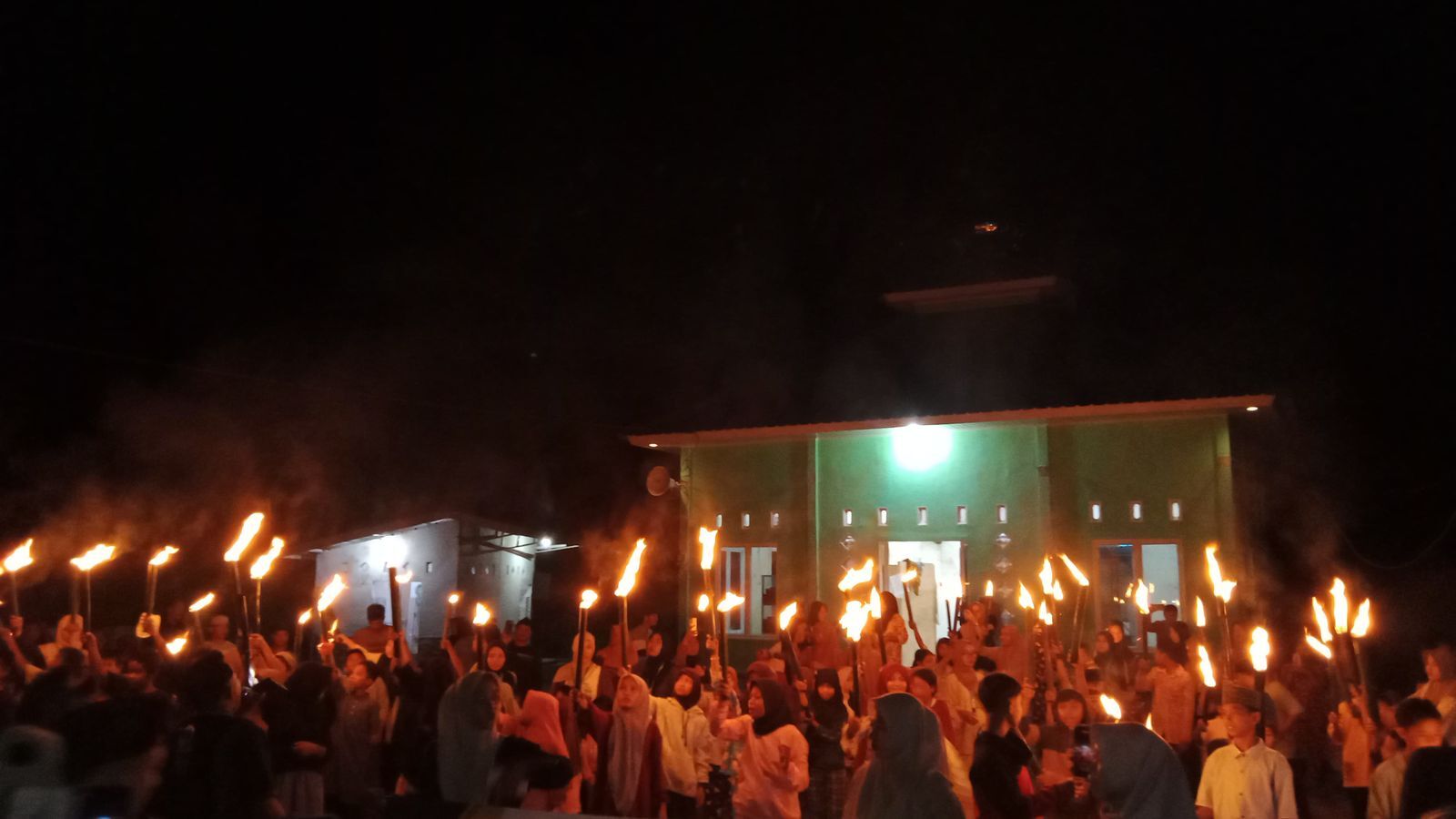 Rayakan Tahun Baru Islam 1446 Hijriah, Mahasiswa KKN IAIN SAS Babel dan Warga Desa Paradong Gelar Pawai Obor